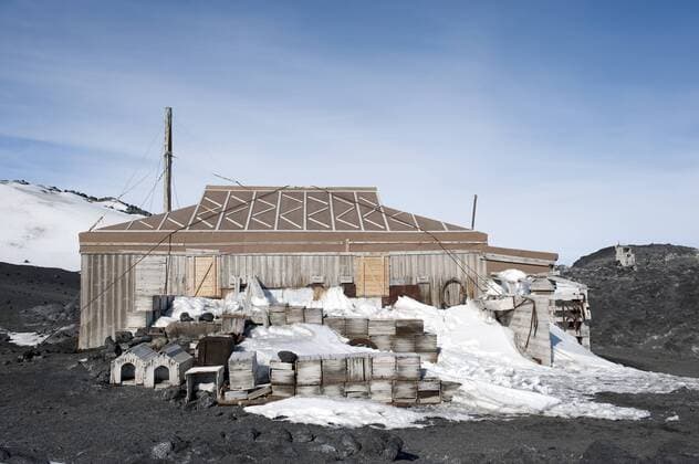 ANTARCTICA Wooden packing cases and dog kennels outside Shackleton s Nimrod Hut, frozen in time from the British Antarctic Expedition 1907, Cape Royds, McMurdo Sound, Antarctica, November 2008  1291195 NEILxLUCAS