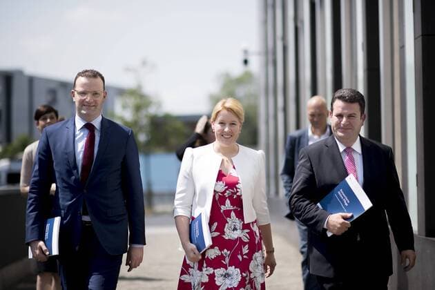 News Bilder des Tages Spahn, Giffey, Heil - Konzertierte Aktion Pflege DEU, Deutschland, Germany, Berlin, 04.06.2019 Jens Spahn, Bundesgesundheitsminister CDU, Franziska Giffey, Bundesfamilienministerin SPD, und Hubertus Heil, Bundesarbeitsminister SPD (v.l.n.r.) waehrend der Bundespressekonferenz zum Thema Ergebnisse der Konzertierten Aktion Pflege in Berlin. Jens Spahn, Federal Minister for Health, Franziska Giffey, Federal Minister for the Family SPD, and Hubertus Heil, Federal Minister of Work and Social Affairs SPD (f.l.t.r), during a press call at Bundespressekonferenz concerning Health Care in Berlin