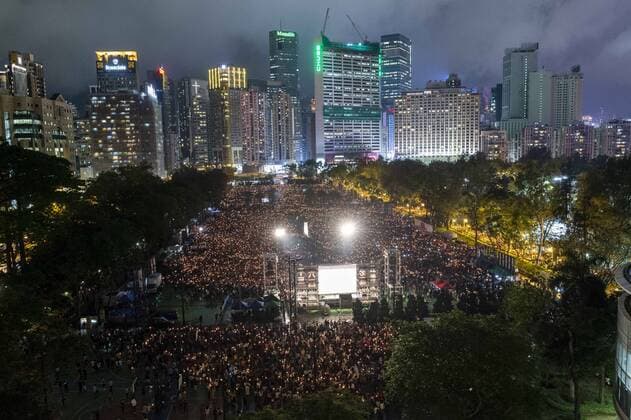 News Themen der Woche KW23 June 4, 2019, Hong Kong, China: A candlelight vigil takes place in Hong Kong s Victoria Park to mark the 30th Anniversary of the Tiananmen Square massacre in Beijing China in 1989. As the only location on Chinese soli that such a rally is allowed, the crowds are overflowing people fear the ever deteriorating human rights in China. Hong Kong CHINA - ZUMAr144 20190604_zap_r144_012 Copyright: xJaynexRussellx