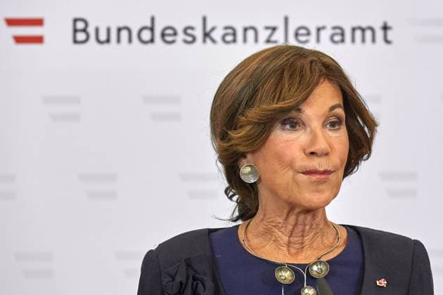 - - Wien 03.06.2019 - Nach dem Ibiza Skandal der FPÖ und dem Rücktritt der FPÖ-Regierungsmitglieder und dem erfolgreichen Misstrauensantrag gegen die ÖVP-Ecpertenregierung wurde heute in der Bundespräsidentschaftskanzlei eine Übergangsregierung bestehend aus ExpertInnen vom Bundespräsidenten angelobt. Neuwahlen sollen im September 2019 stattfinden. After the Ibiza scandal of the FPÖ and the resignation of the FPÖ government members and the successful motion of no confidence in the ÖVP expert government, a transitional government consisting of experts was sworn in today by the Federal President in the Federal Presidential Office. New elections will take place in September 2019. PHOTO: die erste österreichische Bundeskanzlerin Brigitte Bierlein gab nach der Angelobung ein Pressestatement im Bundeskanzleramt ab. Angelobung Expertenr 