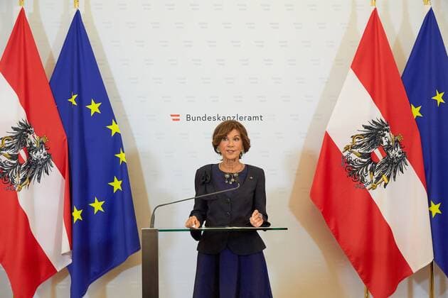 - - Wien 03.06.2019 - Nach dem Ibiza Skandal der FPÖ und dem Rücktritt der FPÖ-Regierungsmitglieder und dem erfolgreichen Misstrauensantrag gegen die ÖVP-Ecpertenregierung wurde heute in der Bundespräsidentschaftskanzlei eine Übergangsregierung bestehend aus ExpertInnen vom Bundespräsidenten angelobt. Neuwahlen sollen im September 2019 stattfinden. After the Ibiza scandal of the FPÖ and the resignation of the FPÖ government members and the successful motion of no confidence in the ÖVP expert government, a transitional government consisting of experts was sworn in today by the Federal President in the Federal Presidential Office. New elections will take place in September 2019. PHOTO: die erste österreichische Bundeskanzlerin Brigitte Bierlein gab nach der Angelobung ein Pressestatement im Bundeskanzleramt ab. Angelobung Expertenr 