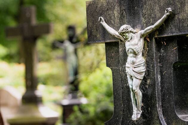 Symbolfoto von Grabkreuzen Kreuze und Jesuskreuze auf Gräber eines Friedhofs Deutschland *** Symbol photo of grave crosses crosses and Jesus crosses on graves of a cemetery Germany