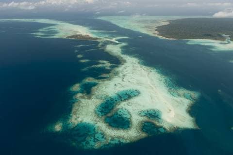 IMAGO Nature: Unsere Erde, Naturschutz, Naturschutzgebiete in Asien PHILIPPINES Aerial view of coral cays and white sand bars surrounding Bugsuk Island, Farm 1 of Jewelmer pearl farm. This private island has been highly protected since the 1970 s and is in pristine environmental condition, Palawan, Philippines, April 2010  1346995 JurgenxFreund