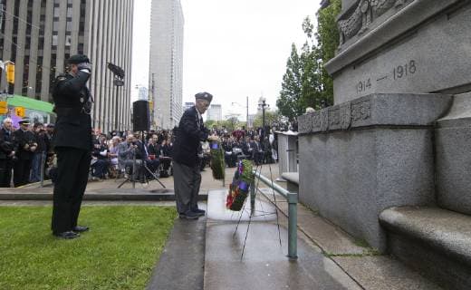 (190606) -- TORONTO, June 6, 2019 (Xinhua) -- Veteran Martin Maxwell lays a wreath during a ceremony to mark the 75th anniversary of the D-Day Landings and the Battle of Normandy in Toronto, Canada, June 6, 2019. (Xinhua Zou Zheng) CANADA-TORONTO-D-DAY-COMMEMORATIONS 