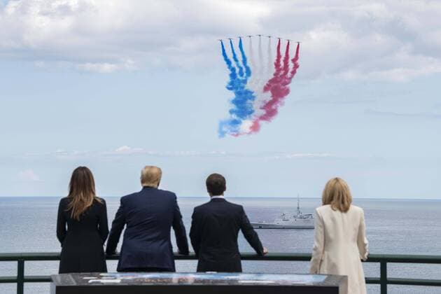 News Themen der Woche KW23 News Bilder des Tages June 6, 2019 - Colleville-Sur-Mer, Normandy, France - U.S. President Donald Trump and First Lady Melania Trump stand with French President Emmanuel Macron and his wife Brigitte Macron watch a flyover of military aircraft during a commemoration ceremony marking the 75th D-Day Anniversary at the Normandy American Cemetery and Memorial June 6, 2019 in Colleville-sur-Mer, France. Thousands have converged on Normandy to commemorate the 75th anniversary of Operation Overlord, the WWII Allied invasion commonly known as D-Day. Colleville-Sur-Mer France - ZUMAp138 20190606_zaa_p138_022 Copyright: xKevinxPaynex