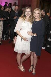 Lilly Tscharntke mit Mutter Andrea Lüdke beim Studio Hamburg Nachwuchspreis 2019 im Thalia Theater. Hamburg, 06.06.2019
