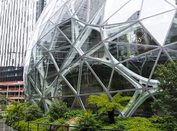 Grünanlage vor modernem Bürogebäude von Amazon, Amazon Spheres, The Spheres, Seattle, Washington, USA, Nordamerika Copyright: imageBROKER/MoritzxWolf ibxmmw04902063.jpg