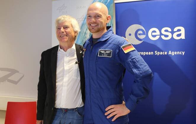 Raumfahrtshow 2019 07.06.2019 , Erfurt, Arena, Steigerwaldstadion, Raumfahrtshow 2019 des Deutschen Zentrums für Luft- und Raumfahrt (DLR) mit Astronaut Alexander Gerst im Bild: die Astronauten Dr. Ulf Merbold und Dr. Alexander Gerst