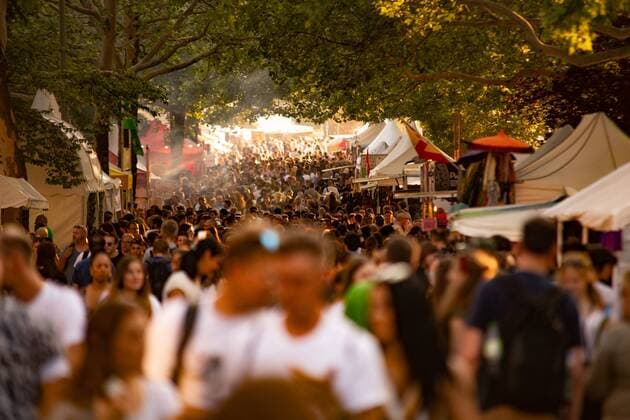 Karneval der Kulturen, Auftakt des Straßenfestes Karneval der Kulturen am Freitagabend in Kreuzberg. Berlin Kreuzberg Deutschland