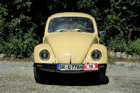 Bruckmandl Rallye, veranstaltet vom 1. Oldtimer-Club Regensburg e.V.. Foto: Der VW Kaefer (VW Typ 1) ist ein Pkw-Modell der unteren Mittelklasse der Marke Volkswagen mit luftgekuehltem Vierzylinder-Boxermotor und Heckantrieb, das von Ende 1938 bis Sommer 2003 gebaut wurde. Mit ueber 21,5 Millionen Fahrzeugen war der Kaefer das meistverkaufte Automobil der Welt, bevor er im Juni 2002 vom VW Golf uebertroffen wurde