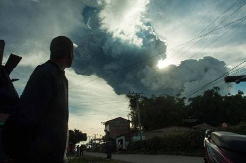 Indonesia: Mt. Sinabung eruption The eruption of Mt. Sinabung, North Sumatra on June 9, 2019 at 16:28 with the ash column height observed ± 7,000 m above the peak (± 9,460 m above sea level). The ash column was observed to be black with thick intensity leaning southward. Seen from kabanjahe city. There was a hot cloud in the 3.5 km southeast and 3 km south and a roar came to the volcano observation post of Sinabung Currently Mount Sinabung is in Status * Level III (Standby) Said vulcano officer guard from radio communication. Indonesia  SabirinxManurung