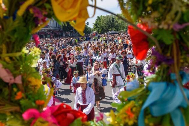 Berlin, Umzug Karneval der Kulturen 2019 Deutschland, Berlin - 09 06 2019: Im Bild sind tanzende Teilnehmerinnen durch einen Blumenkranz während des jährlich stattfindenden Umzug Karneval der Kulturen in Berlin zu sehen. Berlin Berlin Deutschland