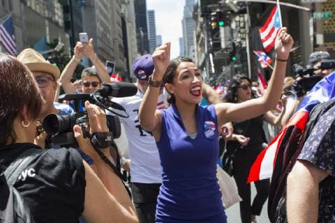 Berühmte Feministinnen, Alexandria Ocasio-Cortez June 8, 2019 - New York, NY, United States - Congresswoman Alexandria Ocasio-Cortez marches during the 62nd annual Puerto Rican Day Parade on June 9, 2019 in New York, NY. Ocasio-Cortez made history as the first woman and person of Puerto Rican descent to preside over NYÃ¢â‚¬â ¢s 14th District. New York United States  - ZUMAn230 20190608_zaa_n230_1003 Copyright: xErinxLefevrex
