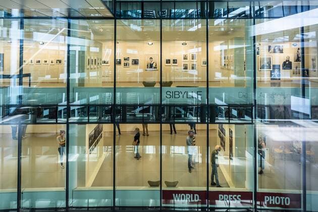 Fotoaustellung der DDR-Modezeitschrift Sibylle und die World Press Photo Ausstellung im Willy-Brandt-Haus, der Parteizentrale der SPD in Berlin-Kreuzberg. Foto: Volker Hohlfeld Sibylle und World Press Photo
