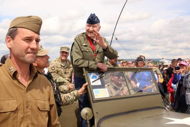 News Themen der Woche KW24 Feier zum 70. Jahrestag der Berliner Luftbrücke 1948-1949 auf der US Airbase in Wiesbaden Erbenheim, Hessen, Deutschland: Der sehr beliebte und mittlerweile 97-jährige Kriegsveteran und Pilot eines der legendären Rosinenbomber, Gail Halvorsen, wird bei seinem Bad in der Menge gefeiert. *** Celebration of the 70th anniversary of the Berlin Airlift 1948 1949 at the US Airbase in Wiesbaden Erbenheim, Hesse, Germany The very popular 97-year-old war veteran and pilot of one of the legendary raisin bombers, Gail Halvorsen, is celebrated with his bath in the crowd