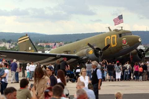 Feier zum 70. Jahrestag der Berliner Luftbrücke 1948-1949 auf der US Airbase in Wiesbaden Erbenheim, Hessen, Deutschland: historisches Flugzeug C-47 Dakota (Douglas DC-3) mit großem Besucherandrang *** Celebration of the 70th anniversary of the Berlin Airlift 1948 1949 at the US Airbase in Wiesbaden Erbenheim, Hesse, Germany Historic aircraft C 47 Dakota Douglas DC 3 with large crowds of visitors