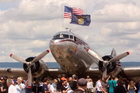 Feier zum 70. Jahrestag der Berliner Luftbrücke 1948-1949 auf der US Airbase in Wiesbaden Erbenheim, Hessen, Deutschland: historisches Flugzeug C-47 Dakota (Douglas DC-3) mit großem Besucherandrang *** Celebration of the 70th anniversary of the Berlin Airlift 1948 1949 at the US Airbase in Wiesbaden Erbenheim, Hesse, Germany Historic aircraft C 47 Dakota Douglas DC 3 with large crowds of visitors