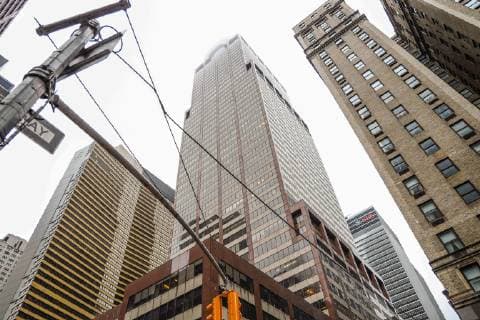 June 10, 2019 - New York, New York, United States - A helicopter made an emergency landing and caught fire on Monday afternoon (10) on a building on 7th Avenue in Manhattan. One person died, New York authorities assumed the victim was the pilot of the aircraft, which did not carry passengers. No one in the building or on the ground was injured. New York United States - ZUMAv122 20190610_zap_v122_006 Copyright: xWilliamxVolcovx
