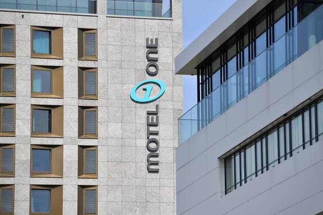 Motel One ist eine deutsche Low-Budget-Hotelkette. Sie wurde im Jahr 2000 von dem frueheren Accor-Manager Dieter Mueller in Muenchen gegruendet.Logo an einer Gebauedefassade.