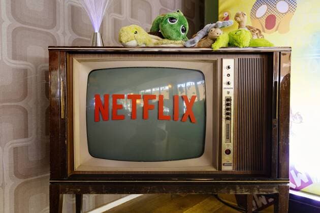 Netflix-Logo auf einem altmodischen Fernseher. Köln, 11.06.2019