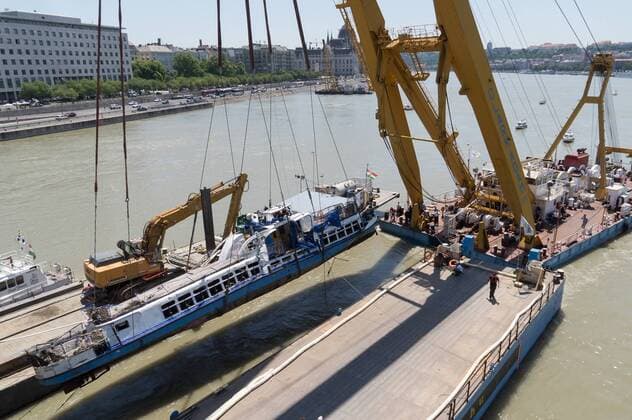 News Themen der Woche KW24 (190611) -- BUDAPEST, June 11, 2019 -- Photo taken on June 11, 2019 shows the sunken tourist boat Hableany (Mermaid) being brought to the river surface in downtown Budapest, Hungary. Hungarian authorities brought the tourist boat Hableany (Mermaid) that sank on May 29 to the surface, with four victims found trapped inside the wreck, according to official sources here on Tuesday. ) HUNGARY-BUDAPEST-BOAT ACCIDENT AttilaxVolgyi 