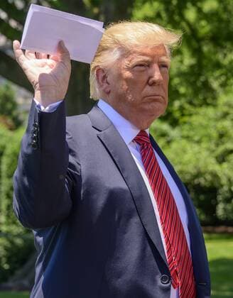 News Themen der Woche KW24 June 11, 2019, Washington, District of Columbia, USA: United States President DONALD J. TRUMP shows what he says is a page of the agreement with Mexico as he takes questions from reporters as he prepares to depart the South Lawn of the White House in Washington, DC for a trip to Iowa. He will return this evening Washington U.S. - ZUMAs152 20190611_zaa_s152_002 Copyright: xRonxSachsx
