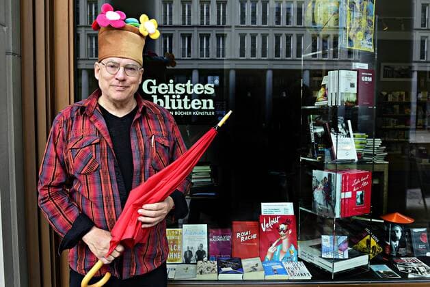 Rosa von Praunheim der Regisseur und Autor bei einem Stadtspaziergang durch seinen Kiez Berlin Charlottenburg. In den Seitenstraßen des Kudamms -am Walter-Benjamin-Platz an der Buchhandlung Geistesblüten in der Galerie, in der ein Teil seiner Werke zu sehen ist. Berlin Deutschland Copyright: xDorisxSpiekermann-KlaasxTSPx