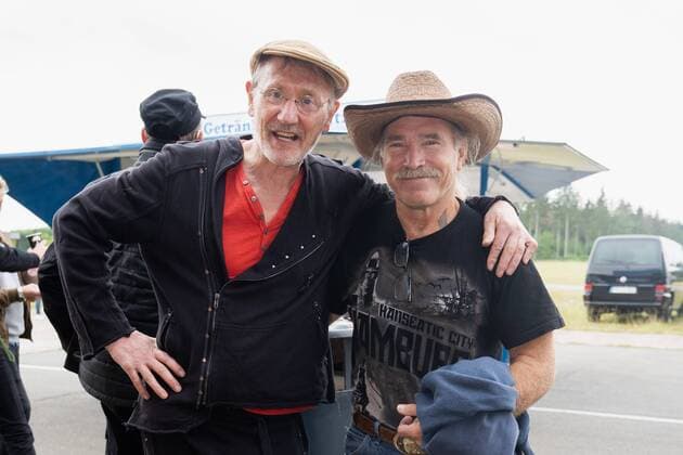 Pressekonferenz zum Musikfestival und Motorsportfestival Werner - Das Rennen 2019 - Konny Reimann, Auswanderer, Protagonist und Rennfahrer beim Werner-Rennen 2019 mit Rötger Brösel Feldmann, Comic-Zeichner;Pressekonferenz zum Musikfestival und Motorsportfestival Werner - Das Rennen 2019 -, Hamburg Hamburg Deutschland Flugplatz Hartenholm
