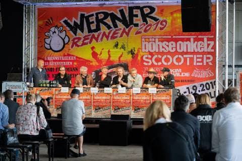 Pressekonferenz zum Musikfestival und Motorsportfestival Werner - Das Rennen 2019 - York Lange, Moderator, Marten Pauls, zuständiger Berater für Planung und Durchführung, Holger Holgi Henze, Porschefahrender Kneipenwirt, Rötger Brösel Feldmann, Holger Hüber, Grüner Wacken Open Air WOA und Veranstalter Werner-Rennen, Bastian Ohrtmann, Projektleiter Werner-Rennen, Konny Reimann, Auswanderer, Protagonist und Rennfahrer beim Werner-Rennen 2019, Andi Feldmann, Bruder von Rötger Brösel Feldmann, Protagonist und Rennfahrer beim Werner-Rennen 2019 (von links);Pressekonferenz zum Musikfestival und Motorsportfestival Werner - Das Rennen 2019 -, Hamburg Hamburg Deutschland Flugplatz Hartenholm