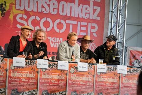 Pressekonferenz zum Musikfestival und Motorsportfestival Werner - Das Rennen 2019 - Rötger Brösel Feldmann, Holger Hüber, Grüner Wacken Open Air WOA und Veranstalter Werner-Rennen, Bastian Ohrtmann, Projektleiter Werner-Rennen, Konny Reimann, Auswanderer, Protagonist und Rennfahrer beim Werner-Rennen 2019, Andi Feldmann, Bruder von Rötger Brösel Feldmann, Protagonist und Rennfahrer beim Werner-Rennen 2019 (von links);Pressekonferenz zum Musikfestival und Motorsportfestival Werner - Das Rennen 2019 -, Hamburg Hamburg Deutschland Flugplatz Hartenholm