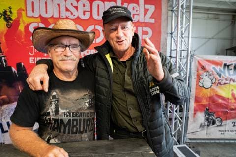 Pressekonferenz zum Musikfestival und Motorsportfestival Werner - Das Rennen 2019 - Konny Reimann, Auswanderer, Protagonist und Rennfahrer beim Werner-Rennen 2019, Andi Feldmann, Bruder von Rötger Brösel Feldmann, Protagonist und Rennfahrer beim Werner-Rennen 2019;Pressekonferenz zum Musikfestival und Motorsportfestival Werner - Das Rennen 2019 -, Hamburg Hamburg Deutschland Flugplatz Hartenholm