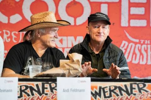 Pressekonferenz zum Musikfestival und Motorsportfestival Werner - Das Rennen 2019 - Konny Reimann, Auswanderer, Protagonist und Rennfahrer beim Werner-Rennen 2019, Andi Feldmann, Bruder von Rötger Brösel Feldmann, Protagonist und Rennfahrer beim Werner-Rennen 2019;Pressekonferenz zum Musikfestival und Motorsportfestival Werner - Das Rennen 2019 -, Hamburg Hamburg Deutschland Flugplatz Hartenholm