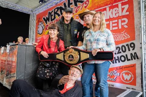 Pressekonferenz zum Musikfestival und Motorsportfestival Werner - Das Rennen 2019 - Petra Feldmann (Ehefrau von Rötger), Andi Feldmann, Konny Reimann, Manu Reimann (hinten von links), Rötger Brösel Feldmann (vorne);Pressekonferenz zum Musikfestival und Motorsportfestival Werner - Das Rennen 2019 -, Hamburg Hamburg Deutschland Flugplatz Hartenholm
