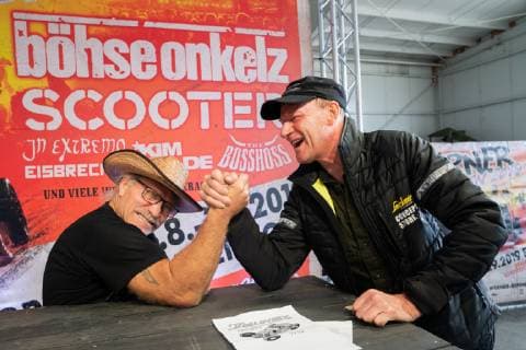 Pressekonferenz zum Musikfestival und Motorsportfestival Werner - Das Rennen 2019 - Konny Reimann, Auswanderer, Protagonist und Rennfahrer beim Werner-Rennen 2019, Andi Feldmann, Bruder von Rötger Brösel Feldmann, Protagonist und Rennfahrer beim Werner-Rennen 2019;Pressekonferenz zum Musikfestival und Motorsportfestival Werner - Das Rennen 2019 -, Hamburg Hamburg Deutschland Flugplatz Hartenholm