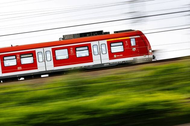 Eisenbahndamm mit S-Bahn in Köln Deutz. Köln, 11.06.2019