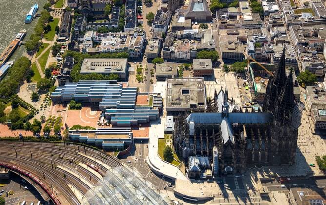 Luftbild vom linksrheinischen Stadtzentrum mit Kölner Dom, Hauptbahnhof Köln, Stadtpanorama in Köln im Rheinland im Bundesland Nordrhein-Westfdalen, Deutachland. !ACHTUNGxMINDESTHONORARx60xEURO!