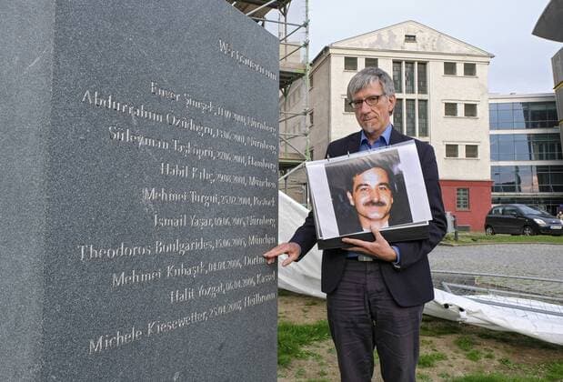Probe von einem Stadtrundgang zum Thema Rechtsextremismus in Dortmund am 27.05.19 fuer den evangelischen Kirchentag (Foto: Der evangelische Pfarrer Friedrich Stiller mit einem Foto des Dortmunder NSU-Opfers Mehmet Kubasik am Mahnmahl fuer die Opfer der NSU-Morde vor dem ehemaligen Nazi-Gefaengnis Steinwache (im Hintergrund)). Es ist eine Station von acht Stationen des Stadtrundgangs beim evangelischen Kirchentag in Dortmund vom 19. bis 23. Juni 2019. Der Kirchentag bietet alternative Stadtrundgaenge zum Thema Rechtsextremismus an, um zu zeigen: Eine Stadt wehrt sich. (Siehe epd-Bericht vom 12.06.2019) Stadtrundgang zum Thema Rechtsextremismus in Dortmund *** Rehearsal of a city tour on the topic of right-wing extremism in Dortmund on 27 05 19 for the Protestant Kirchentag Photo The Protestant pastor Friedrich Stiller with a photo of Copyright: epd-bild FriedrichxStark EDITORIAL USE ONLY