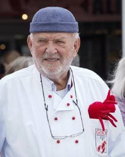 Jürgen Gosch erfolgreicher Inhaber, Unternehmer, Fischhänder und Visionär der gleichnamigen Marke Gosch an seinem Standort auf Sylt List in Kochjacke mit Firmenlogo. Sylt List Nordfriesland Deutschland