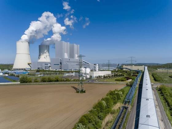 Kohlebandanlage vor dem Kraftwerk Lippendorf DEU Sachsen Pergau Â Kohlebandanlage direkt ins Kraftwerk: Die MIBRAG lieferte ihre Kohle aus dem neuen Abbaufeld Peres des Tagebaus Vereinigtes Schleenhain direkt an das Kraftwerk Lippendorf. Das Kraftwerk Lippendorf bei Leipzig ist seit dem Jahr 2000 mit zwei 933 MW Kraftwerksbloecken und einen Wirkungsgrad von rund 42 Prozent am Netz. Durch die Kraft-Wärme-Kopplung ist es besonders effektiv. Die für eine Wärmeübertragungsleistung von 330 Megawatt ausgelegte Fernwärmeleitung nach Leipzig hat eine Länge von15 Kilometer. Die Mitteldeutsche Braunkohlegesellschaft fördert jährlich rund 20 Millionen Tonnen Braunkohle und beschäftigt 2100 Mitarbeiter. Um das benachbarte Braunkohlekraftwerk Lippendorf bis zum Jahr 2040 mit Brennstoffzu versorgen, wurden neue Felder erschlossen und die