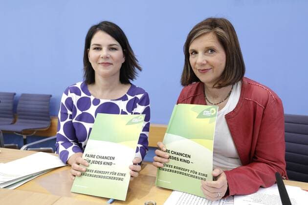 Annalena Baerbock, Parteivorsitzende von Buendnis 90 Die Gruenen, Katrin Goering-Eckardt, Vorsitzende der Bundestagsfraktion von Buendnis 90 Die Gruenen, PK zu: Konzept fuer eine Kindergrundsicherung, DEU, Berlin, 13.06.2019