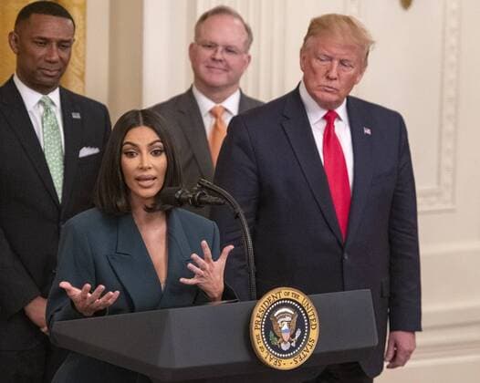 Entertainment Bilder des Tages June 13, 2019 - Washington, District of Columbia, U.S. - United States President Donald J. Trump, right, listens as Kim Kardashian West makes remarks during an event on on second chance hiring in the East Room of the White House in Washington, DC on Thursday, June 13, 2019 Washington U.S. - ZUMAs152 20190613_zaa_s152_002 Copyright: xRonxSachsx