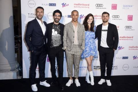 Mehmet Kurtulus, Reza Brojerdi, Jerry Hoffmann, Lea van Acken und Lucas Reiber bei der Verleihung des Berlin Series Award 2019 im Titanic Hotel Gendarmenmarkt. Berlin, 13.06.2019