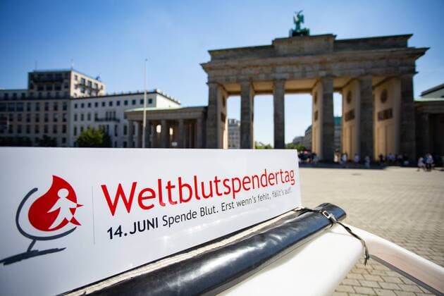16. Weltblutspendertag - DRK ehrt Lebensretter, Den internationalen Aktionstag stellen die sechs DRK-Blutspendedienste in Deutschland unter das Motto Spende Blut. Erst wenn™s fehlt, fällt es auf!. Zu diesem Anlass startet auch die Kampagne missingtype, an der sich zahlreiche Prominente aus verschiedenen Bereichen beteiligen. Blutspende- ein Lebensretter Rund 15.000 Blutspenden werden in Deutschland täglich benötigt. Die DRK-Blutspendedienste decken 75 Prozent der Versorgung der Patienten mit lebenswichtigen Blutpräparaten ab. Rund drei Prozent der Bevölkerung spendet Blut, spendentauglich wären jedoch 33%. Jährlich scheiden aber allein rund 100.000 aktive Blutspender aus Altersgründen aus. Der Bedarf bleibt konstant - alle sieben Sekunden benötigt ein Patient in Deutschland eine Bluttransfusion. Der Weltblutspendertag s
