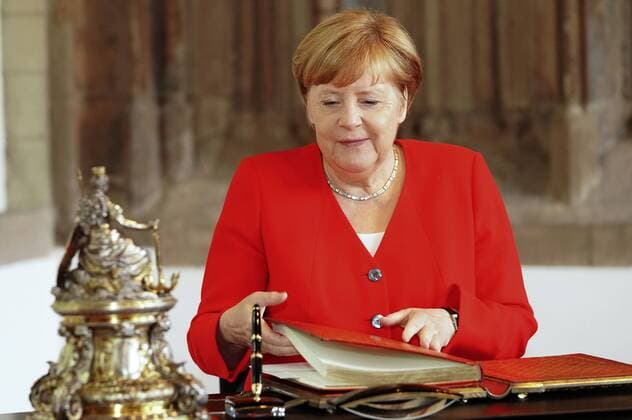 News Themen der Woche KW24 News Bilder des Tages Angela Merkel trägt sich ins Goldene Buch der Stadt Köln ein im Hansesaal des historischen Rathauses. Köln, 14.06.2019 *** Angela Merkel signs the Golden Book of the City of Cologne in the Hansesaal of the historic City Hall Cologne, 14 06 2019 Foto:xJ.xKrickx xFuturexImage