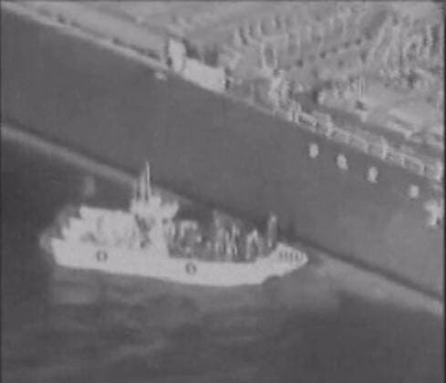 News Themen der Woche KW24 News Bilder des Tages In a video released by the United States on June 14, 2019, an Islamic Revolutionary Guard Corps (IRGC) Gashti Class patrol boat is shown approaching the M T Kokuka Courageous oil tanker on June 13 and was observed and recorded removing an unexploded limpet mine from the hull of the ship. Screengrab via U.S. Central Command  WAX2019061402 USCENTCOM
