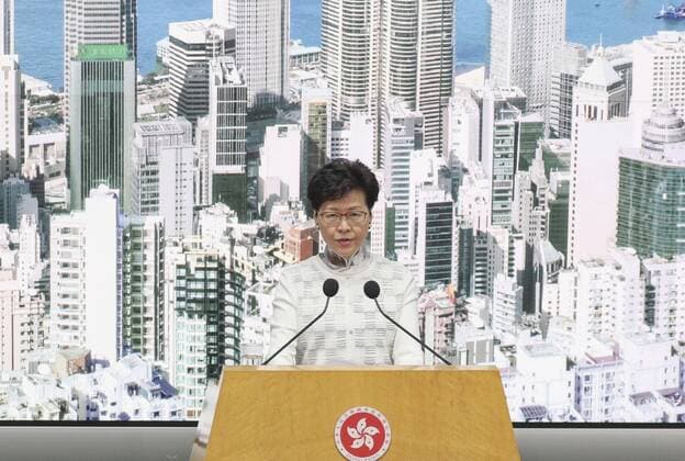 News Themen der Woche KW24 News Bilder des Tages Hong Kong s postponement of extradition bill vote Hong Kong Chief Executive Carrie Lam says in the city on June 15, 2019 that an upcoming vote on a bill that would allow the transfer of fugitives to mainland China will be postponed. There were violent clashes between police and protesters earlier in the week. 