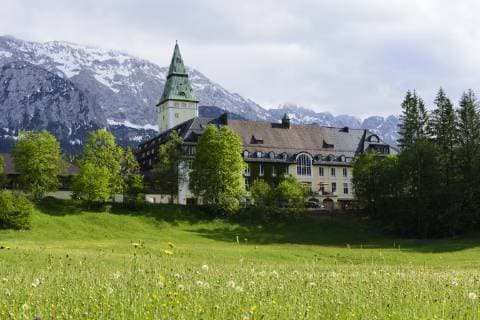 castle Schloss Elmau in Klais, Wettersteingebirge (Wetterstein mountains) Krün Bayern, Bavaria Germany Oberbayern, Garmisch-Partenkirch