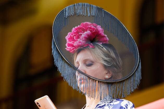 Entertainment Bilder des Tages MOSCOW, RUSSIA - JUNE 15, 2019: A racegoer wearing a hat at the 2019 Grand Prix Radio Monte Carlo horse race at the Moscow Hippodrome. Sergei Karpukhin TASS  TS0AFB17