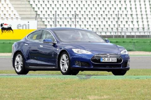 E-Mobility TESTIVAL Hockenheim. Ein TESLA Model S während des E4-Testival am 15.06.2019 auf dem Hockenheimring. 20190615MWI12533 *** E Mobility TESTIVAL Hockenheim A TESLA Model S during the E4 Testival on 15 06 2019 on the Hockenheimring 20190615MWI12533