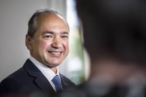 News Bilder des Tages Octavian Ursu, CDU, spricht zu den Medien im Wahllokal bei der Oberbuergermeisterwahl in Goerlitz, 16.06.2019. Drei Wochen nach dem ersten Wahlgang stehen sich Ursu und der AfD-Kandidat Sebastian Wippel in der Stichwahl gegenueber. Goerlitz Deutschland